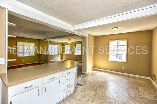 Foto del edificio - 221 Garden Ln