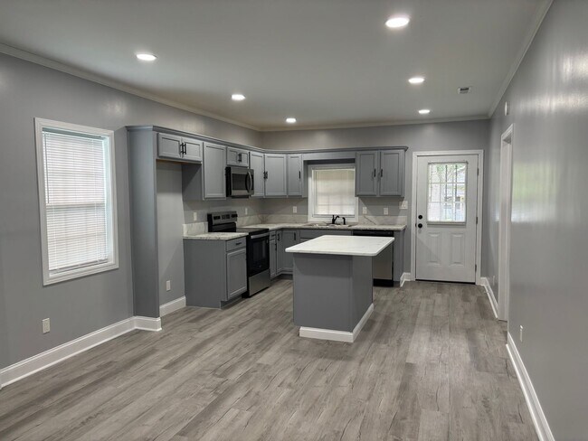 Foto del edificio - Fully renovated 3 bedroom 2 bathroom house!   Lawn Care Included