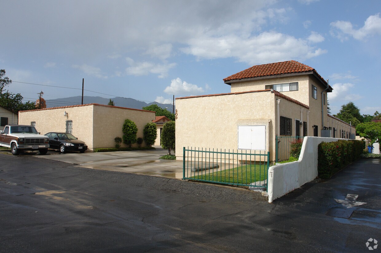 Primary Photo - 209 Green St