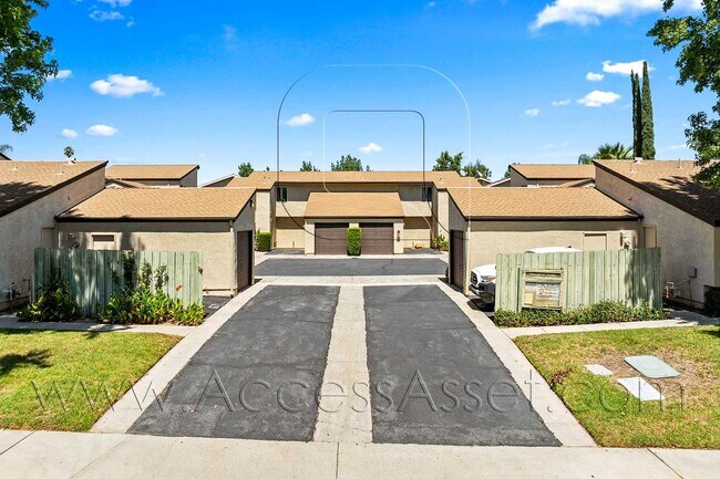 Building Photo - Spacious 2 Bed/1.5 Bath Condo In  Parkview...
