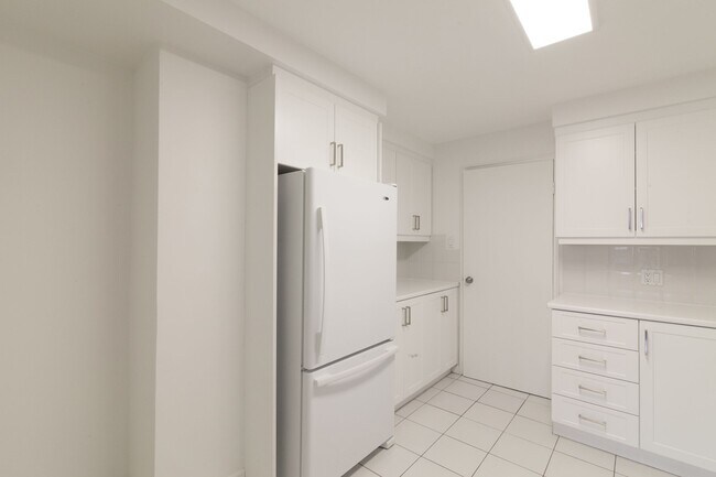 Building Photo - 3495 Rue de la Montagne