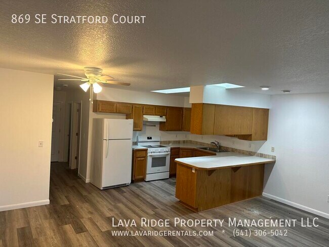Building Photo - 869 SE Stratford Ct