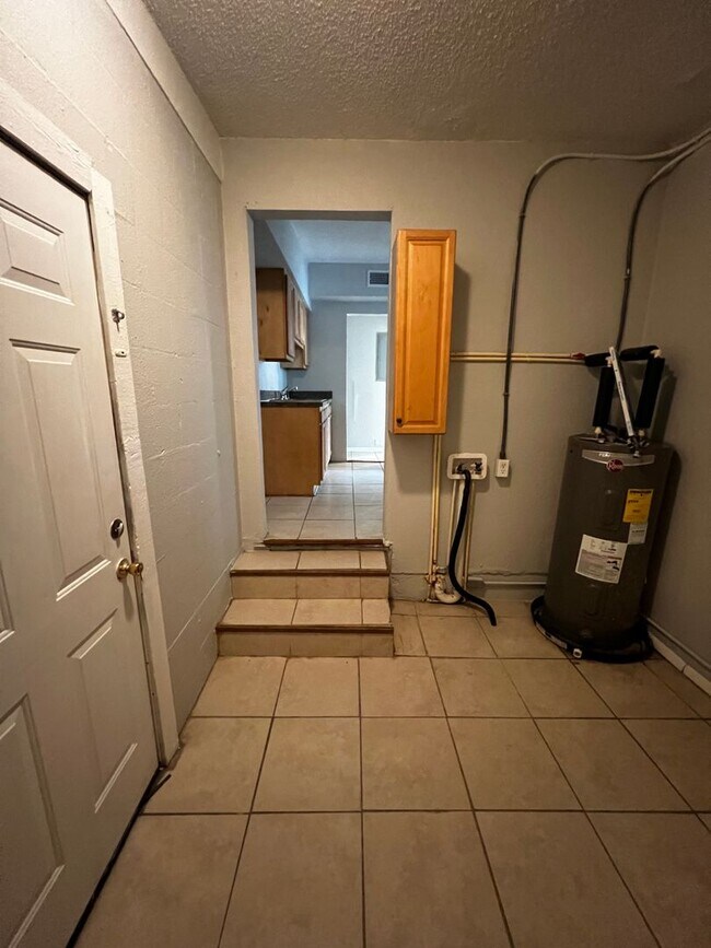 Foto del edificio - Spacious, updated 3/1 with bonus room and large utility room