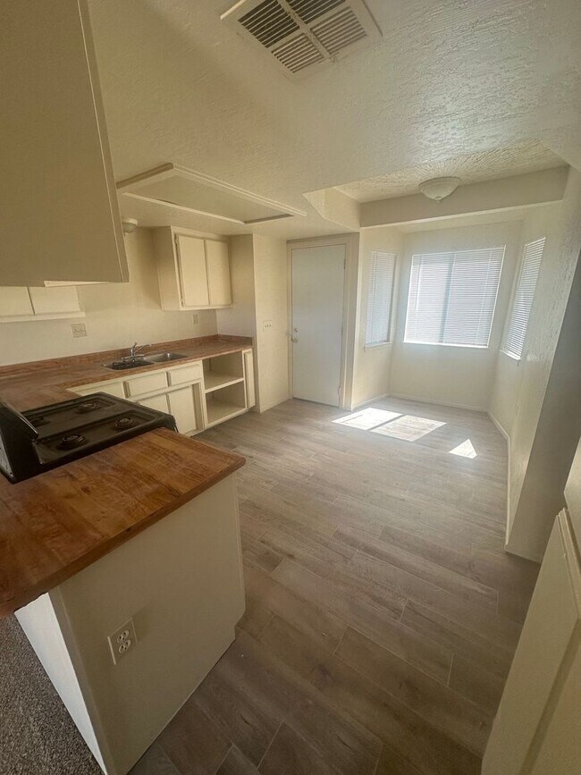 Foto del edificio - 21335 Bear Valley Rd