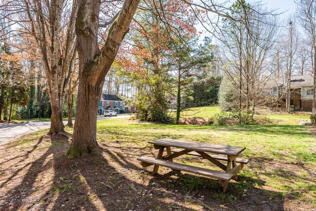 Building Photo - Lovely 2 Bedroom 2.5 Bath End Unit Townhom...