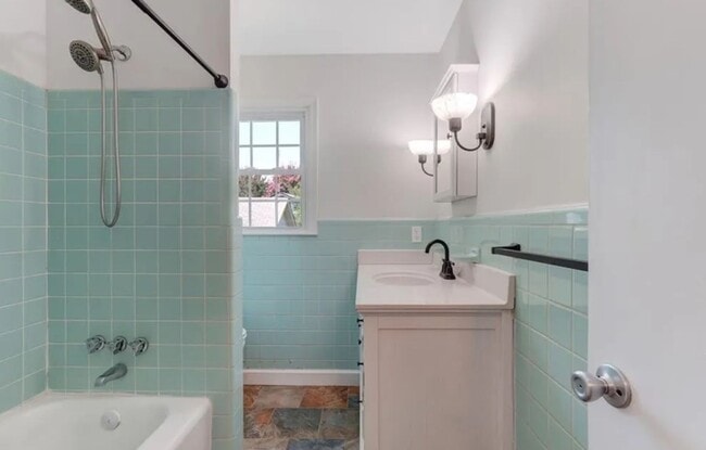 Building Photo - The Best of Both Worlds: Secluded Feel wit...