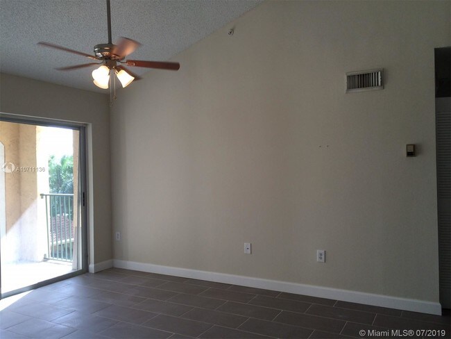 Foto del edificio - 1743 Village Blvd