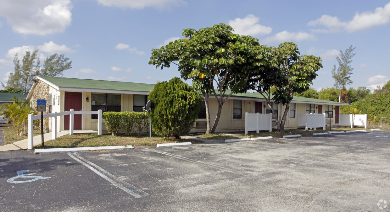 Primary Photo - Australian Pines Apartments