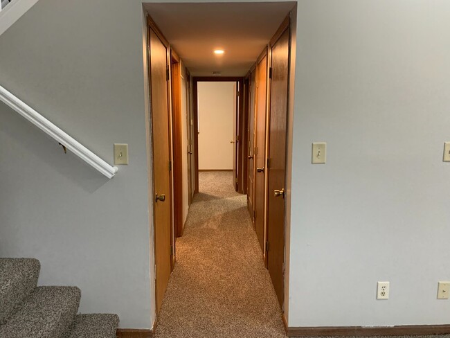 Building Photo - Spacious 3 Bedroom Apartment Available Now!