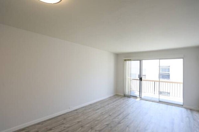 Foto del edificio - Contemporary, third floor 1BR/1BA, H/W Flo...