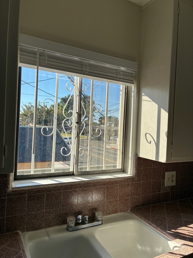 Foto del edificio - 9412 1/2 Flower St