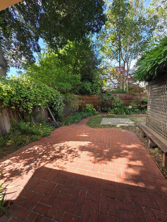 Foto del edificio - West Side Petaluma Garden Gem - 1 bed 1 bath