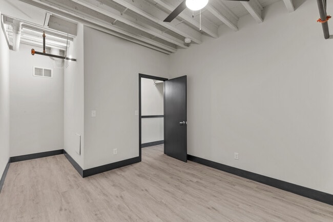 Building Photo - Station House | Near The Loop