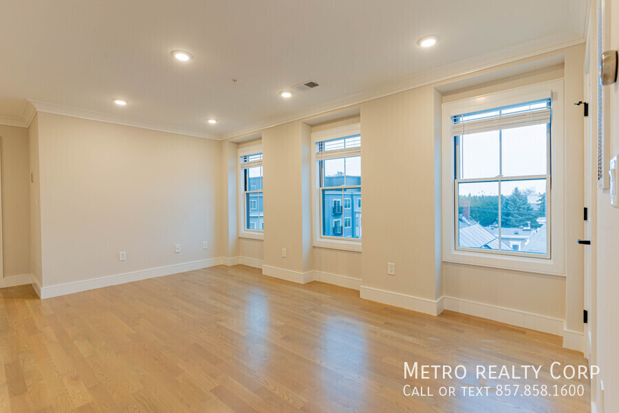 Foto principal - Modern 2-Bed, 2-Bath in East Boston – Stun...