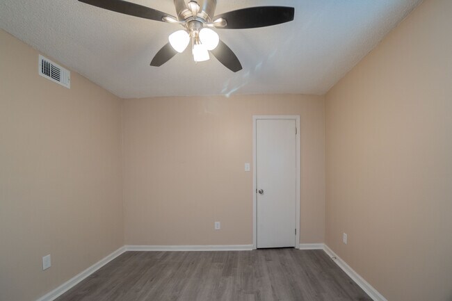 Foto del edificio - 2410 Price St