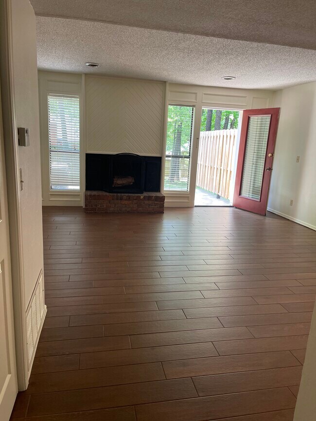 Living - 2083 N East Oaks Dr