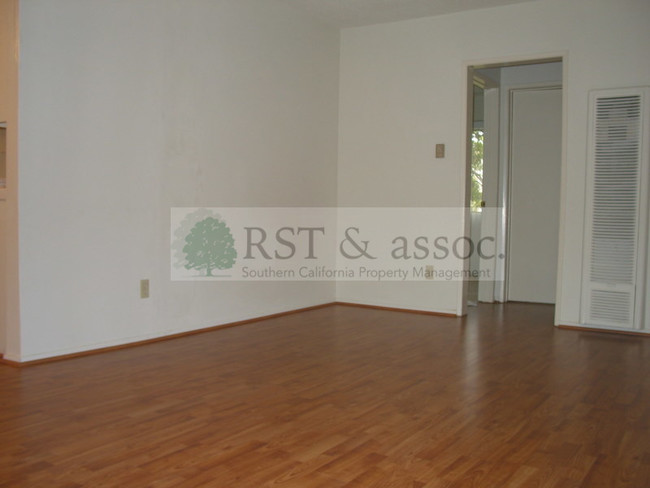 Building Photo - 1025 Granville Ave