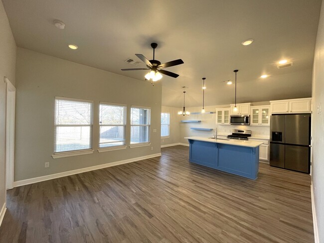Foto del edificio - Welcome to this beautiful brick home locat...
