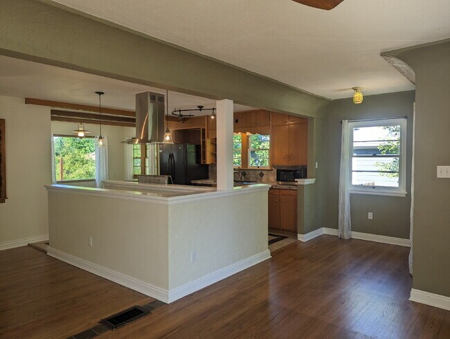 Building Photo - Charming Old Town Longmont Home!
