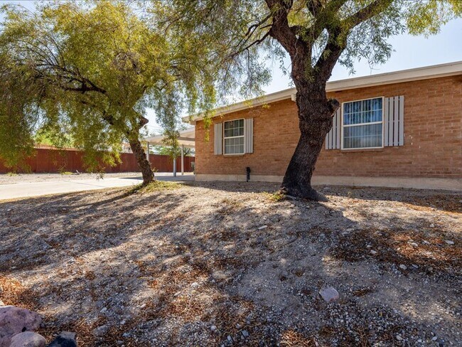 Foto del edificio - 4 Bedroom 2 Bathroom