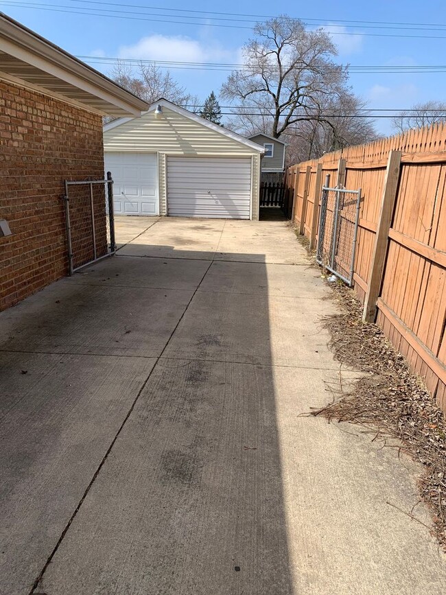 Building Photo - Two bedroom Ranch Style home in Lansing, I...