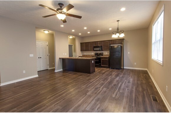 Building Photo - 3 Bedroom 3 Bath Home. Just blocks from th...