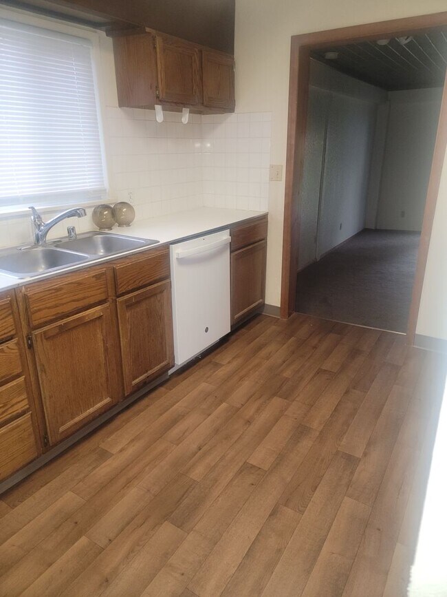 Foto del edificio - University Place 4 bedroom, 2 bath. Partially fenced yard