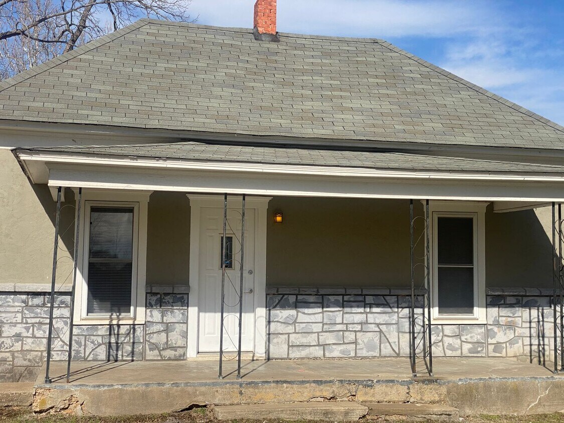 Foto principal - 2 Bedroom home on 5 acres in Strafford, MO