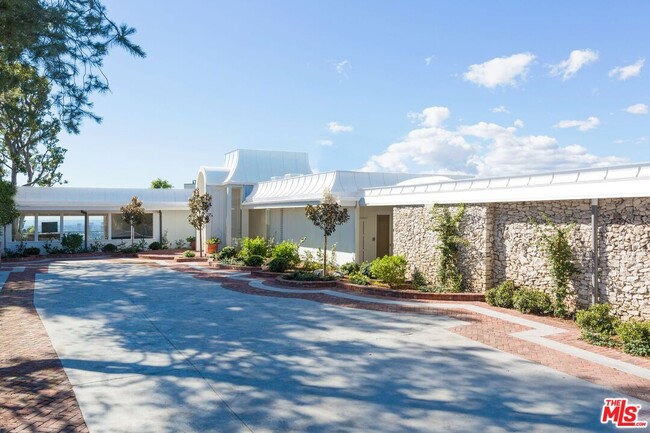 Foto del edificio - 1174 N Hillcrest Rd
