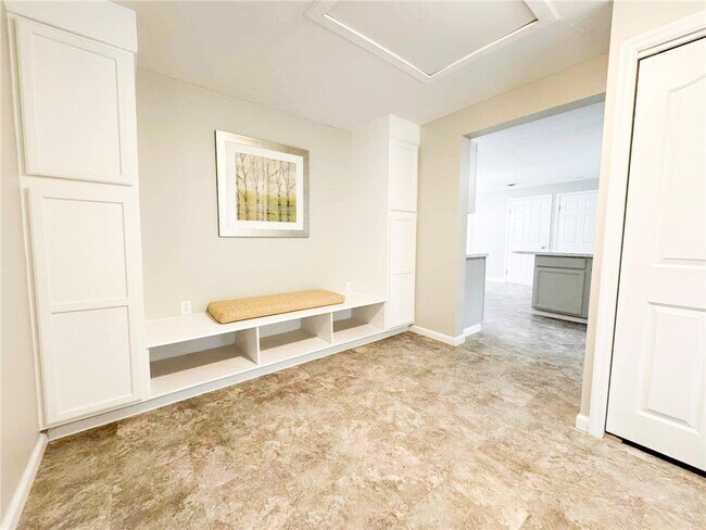 Foto del edificio - 861 Filkins Rd