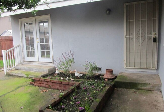 Building Photo - Super Cute 3/2 Rancho Cordova Home!! **Ple...