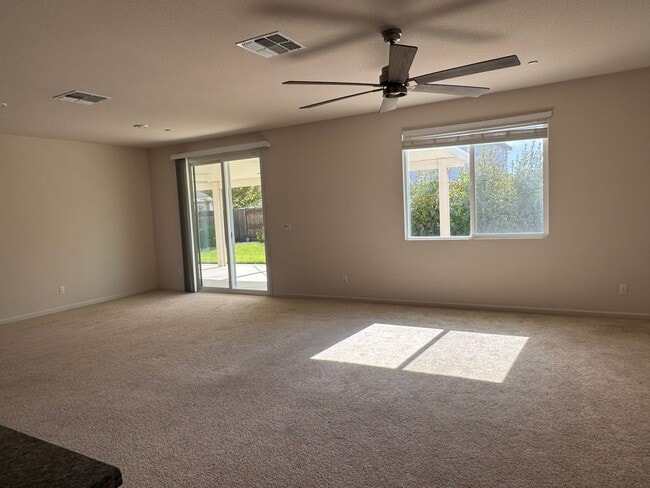 Building Photo - Nice Roseville home with RV access