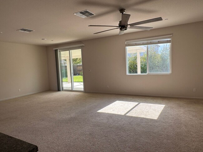 Foto del edificio - Nice Roseville home with RV access