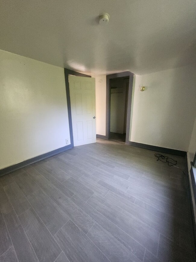 Building Photo - Upper 2 bedroom unit