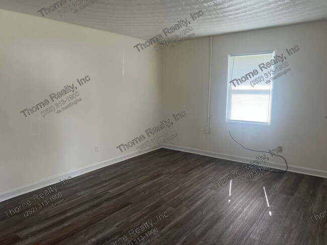 Building Photo - 100 Burnette St
