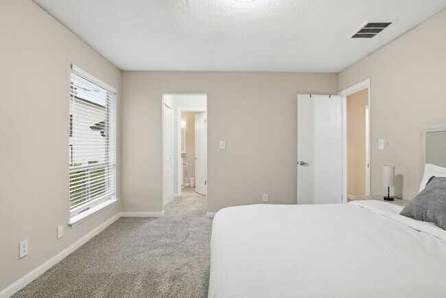 Building Photo - 3364 Fairway Oaks Dr
