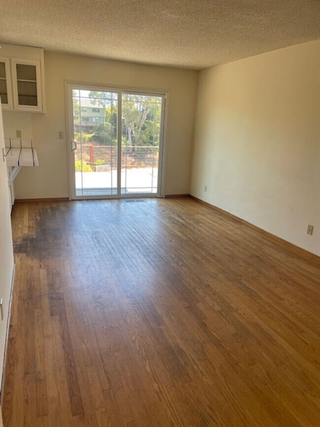 Foto del edificio - Four bedroom two and half bath on the uppe...