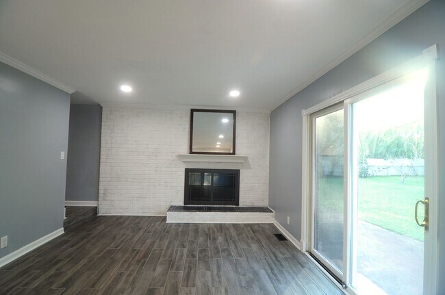 Building Photo - Nice home in quiet family neighborhood.