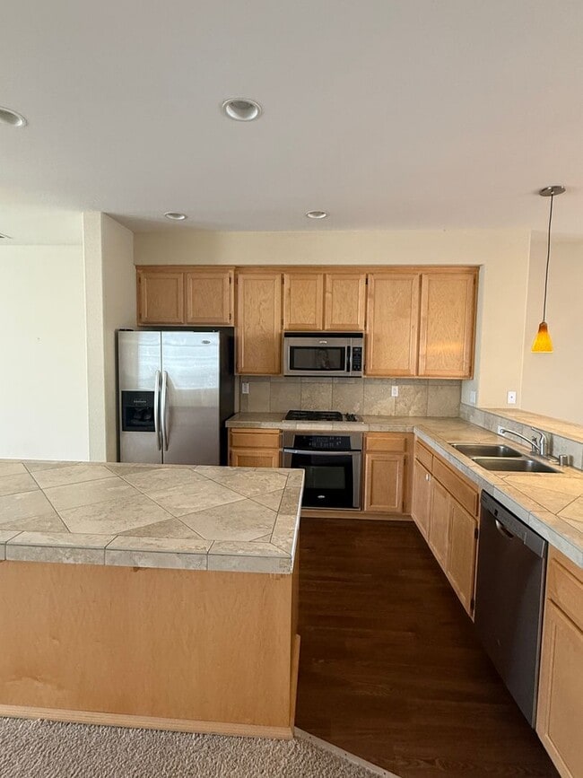 Building Photo - Spacious 3 - Bedroom / 2.5 Bath Condo in Desirable Town Green Village