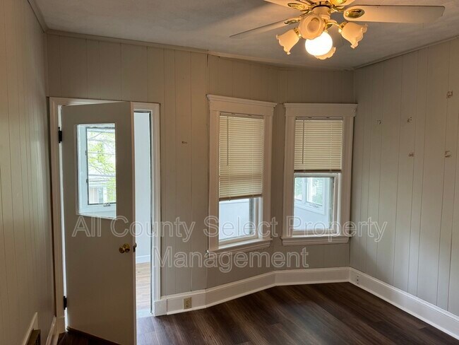 Foto del edificio - 63 Prichard Ave