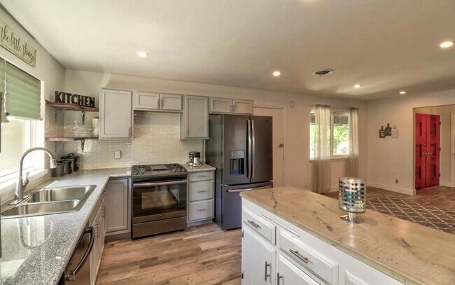 Foto del edificio - 1430 Peach Tree Ln
