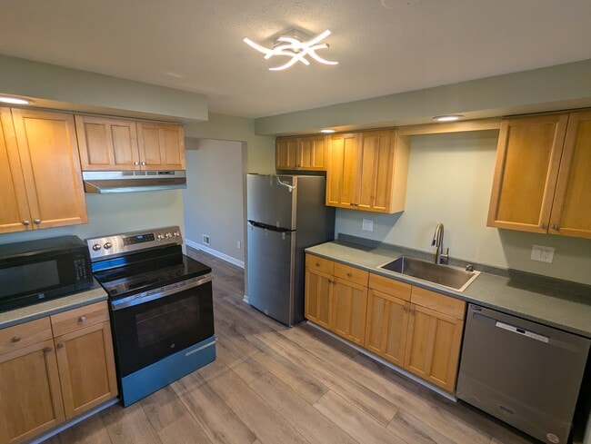 Building Photo - 9 Willowick Dr
