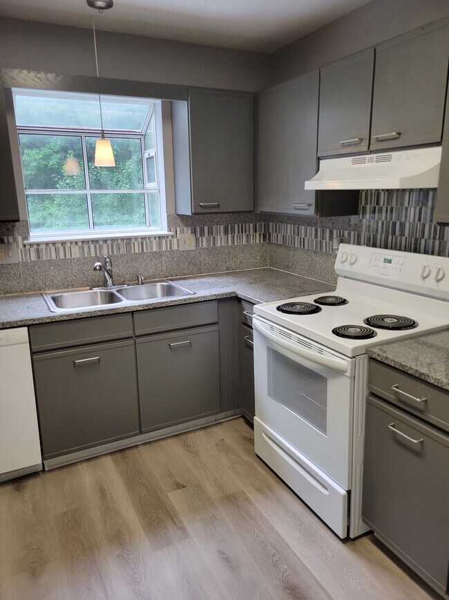 kitchen new appliances - 4228 Lakes End Dr NW