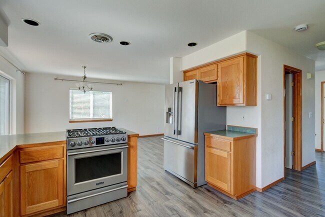 Foto del edificio - 2 Bed 2.5 Bath + Bonus Room & Large Family Room Upstairs in Admirals Cove