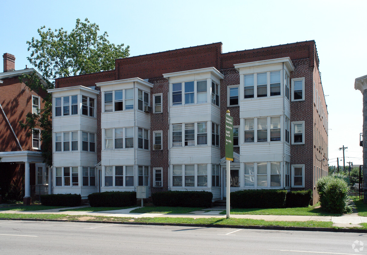 Foto principal - 820 W Main St