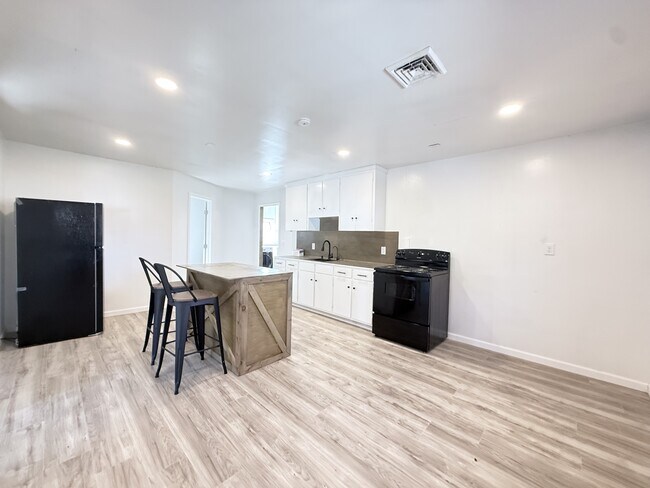 Building Photo - 272 River Rd