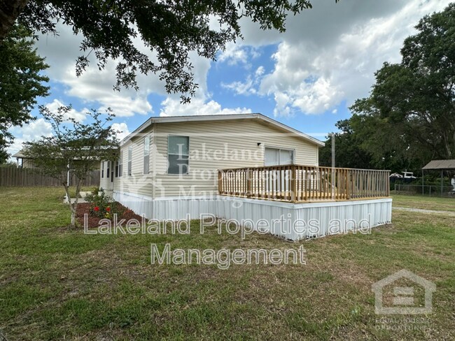Foto del edificio - 2055 Berry Hill Ln