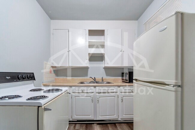Foto del edificio - 1824 W 10th St