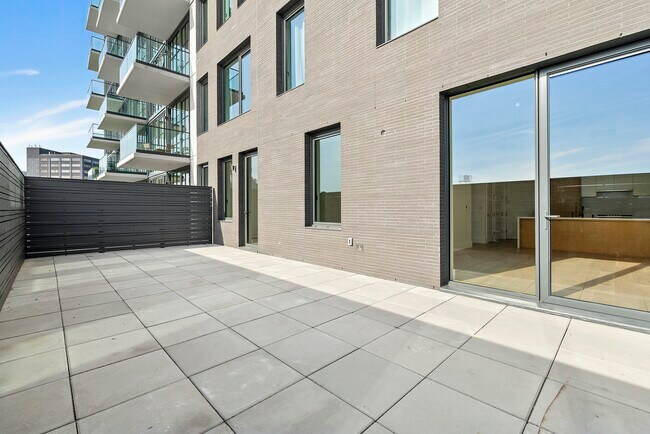 Foto del edificio - PRIVATE TERRACE & PARKING SPOT