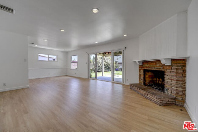 Building Photo - 6044 Varna Ave